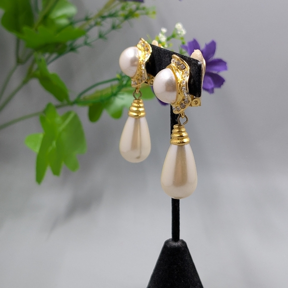 Genuine Crystal And Pearl Vintage Gold Plated Clip On Earrings - Picture 2 of 5